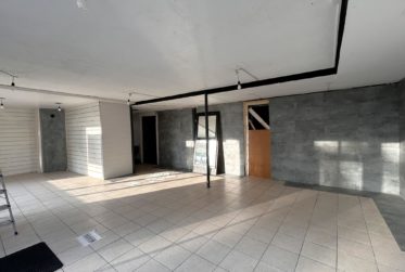 Espace commerciale d'env. 142m2 avec un dépôt d'env. 98m2 à l'étage