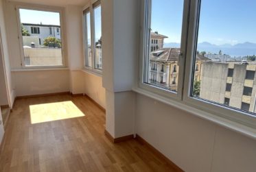 Appartement de charme de 4 pièces au 2ᵉ étage, offrant une véranda et une splendide vue sur le lac - env. 91m2