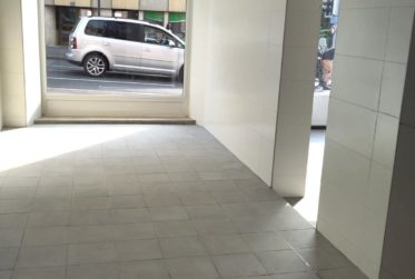 Espace commerciale d'env. 142m2 avec un dépôt d'env. 98m2 à l'étage