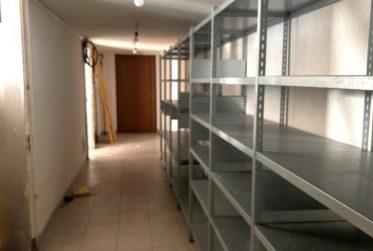 Espace commerciale d'env. 142m2 avec un dépôt d'env. 98m2 à l'étage