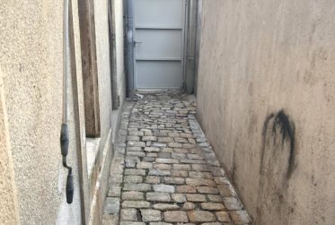 Espace commerciale d'env. 142m2 avec un dépôt d'env. 98m2 à l'étage