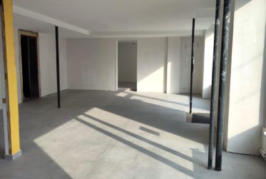 Espace commerciale d'env. 142m2 avec un dépôt d'env. 98m2 à l'étage