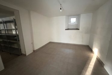 Espace commerciale d'env. 142m2 avec un dépôt d'env. 98m2 à l'étage