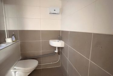 Espace commerciale d'env. 142m2 avec un dépôt d'env. 98m2 à l'étage