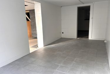 Espace commerciale d'env. 142m2 avec un dépôt d'env. 98m2 à l'étage