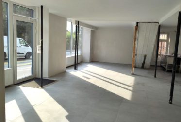 Espace commerciale d'env. 142m2 avec un dépôt d'env. 98m2 à l'étage