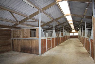 Manège, centre de loisirs aux espaces exceptionnels–fort potentiel !