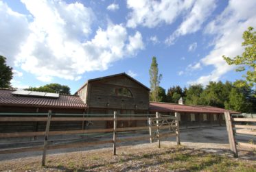 Manège, centre de loisirs aux espaces exceptionnels–fort potentiel !