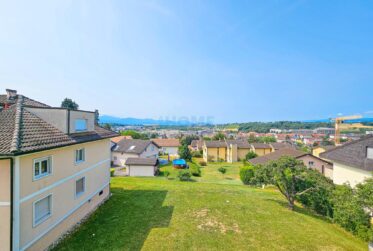 Belle vue dans un charmant appartement rénové de 4.5 pièces au 1er étage